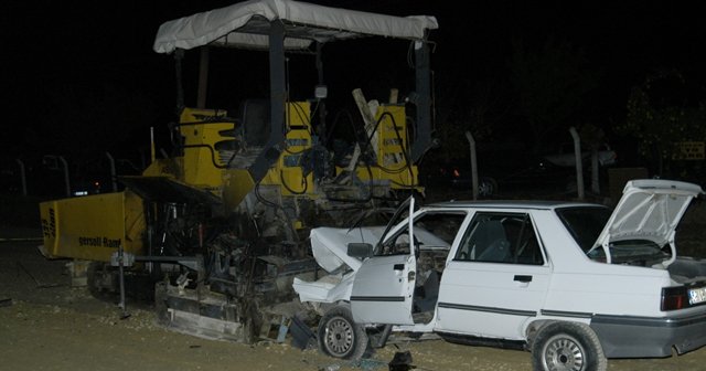 Tekirdağ'da otomobil, asfaltlama makinesine çarptı, 2 ölü