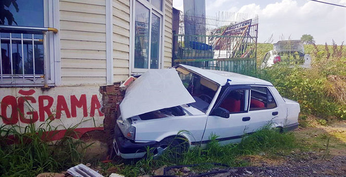 Tekirdağ'da otomobil eve daldı: 3 kişi yaralandı