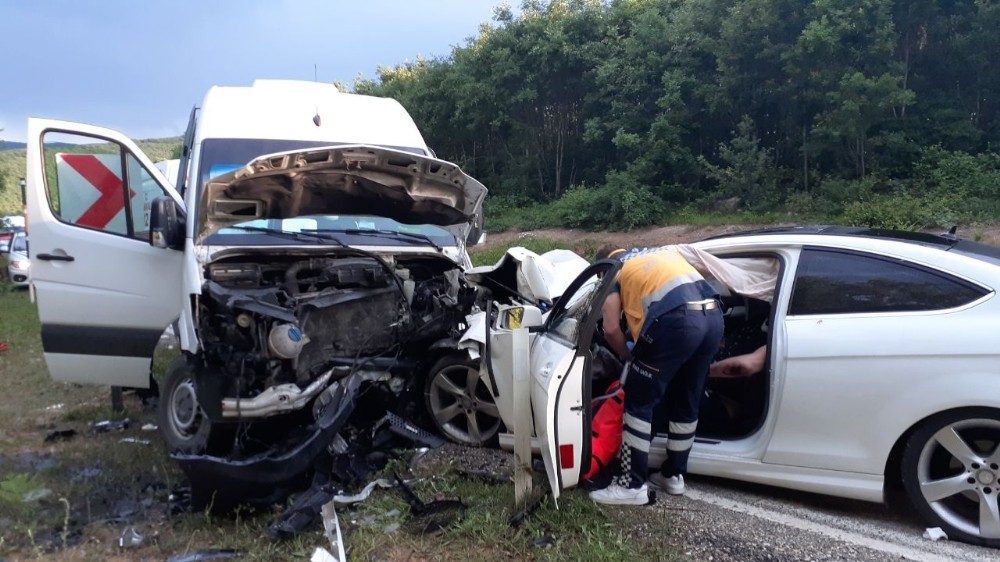 Tekirdağ’da otomobil ile minibüs kafa kafaya çarpıştı: 7 yaralı 