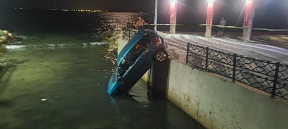 Tekirdağ’da otomobil su kanalında asılı kaldı
