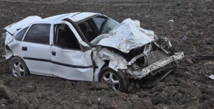 Tekirdağ'da otomobil tarlaya uçtu: 1 ölü, 1 yaralı