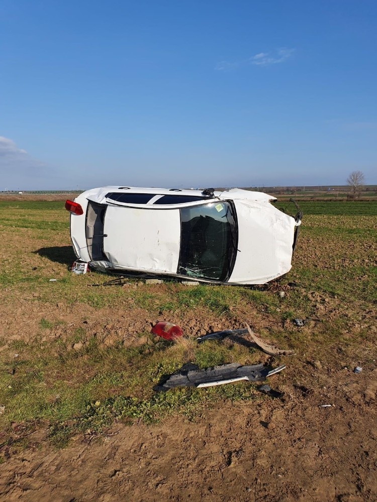 Tekirdağ’da otomobil tarlaya uçtu: 3 yaralı 