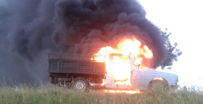 Tekirdağ’da seyir halindeki kamyonet yandı