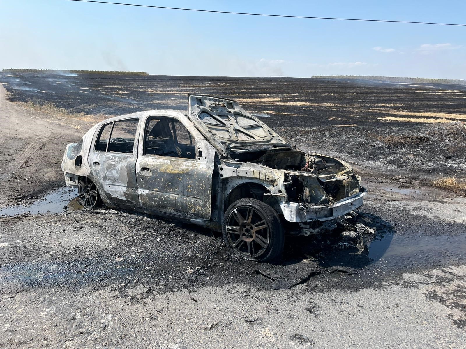 Tekirdağ'da seyir halindeki otomobil çıkan yangında hurdaya döndü