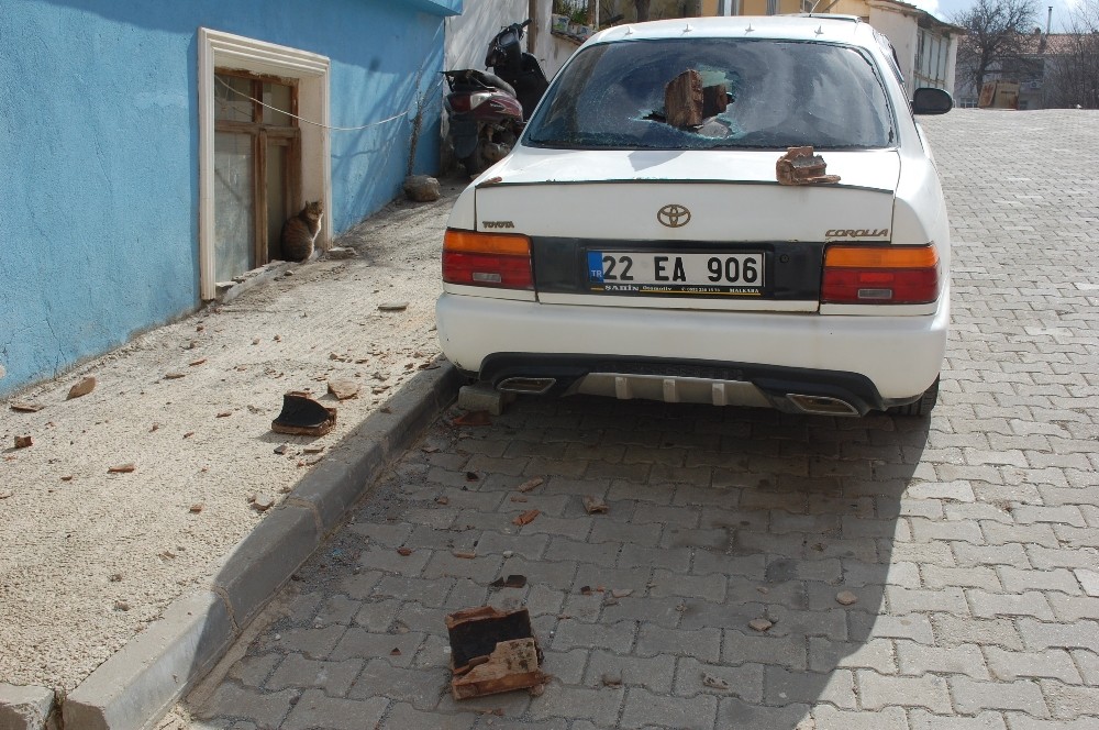 Tekirdağ’da şiddetli fırtına: otomobil hasar gördü 