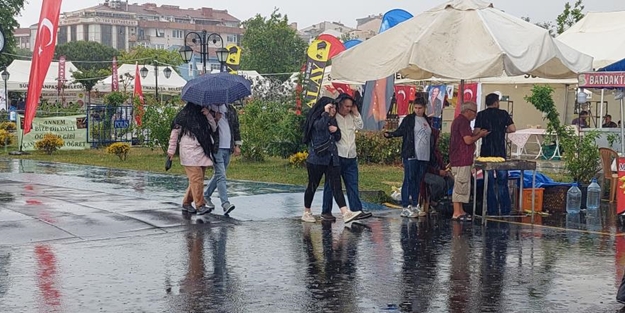 Tekirdağ'da şiddetli yağış hayatı felç etti!