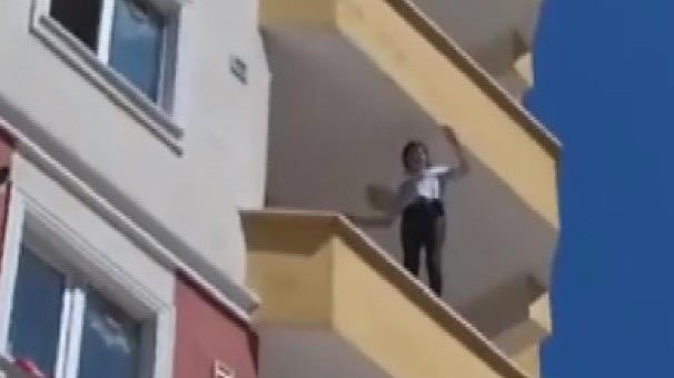 Tekirdağ'da şoke eden görüntü! Genç kız balkona çıkıp...