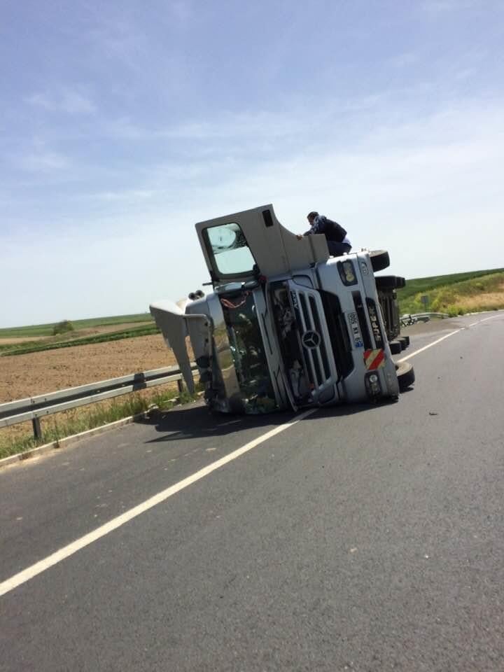Tekirdağ’da tır devrildi: 2 yaralı 