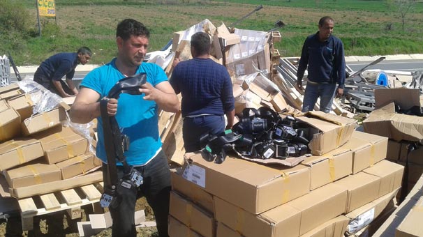 Tekirdağ'da TIR devrildi tonlarca malzeme yola saçıldı