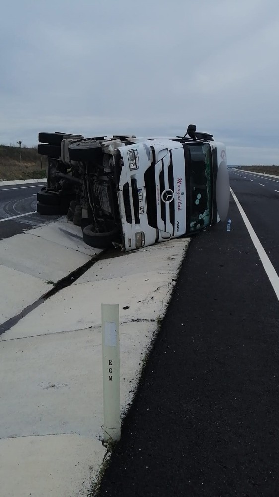 Tekirdağ’da tırın devrilmesi sonucu sürücü yaralandı 