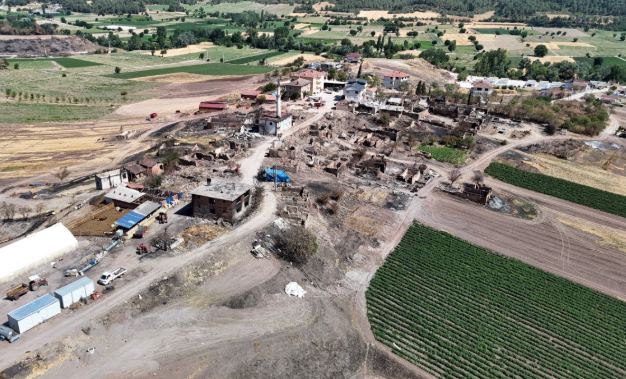 Tekirdağ'da yanan araçtaki alevler önce tarlaya, sonra tıra sıçradı