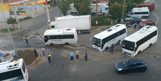 Tekirdağ'da yol çöktü, seyir halindeki midibüsler bir anda çukura saplandı!