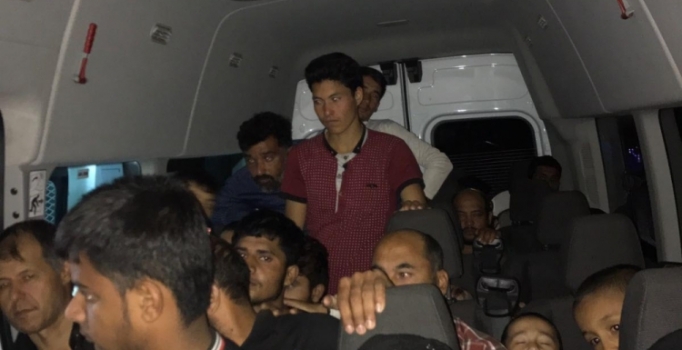 Tekirdağ'da yolcu minibüsünde 12 kaçak yakalandı