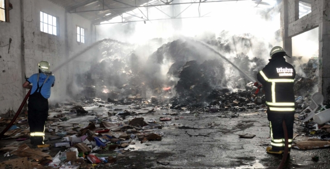 Tekirdağ'daki geri dönüşüm tesisinde yangın çıktı