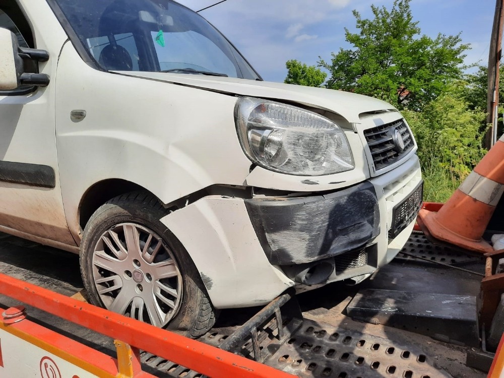 Tekirdağ’ın Muratlı ilçesinde hafif ticari araç, ilkokulun bahçe duvarına çarptı 