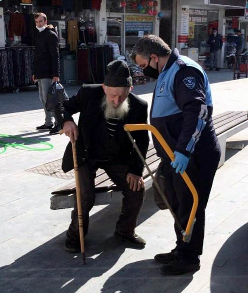 Tekkeköy’de sokağa çıkan yaşlılar evlerine götürüldü 