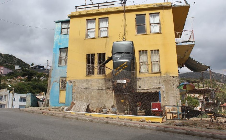 Teklif yağıyor! Nedenini duyunca şaşıracaksınız! Bu da duvara asılı cezalı otomobil