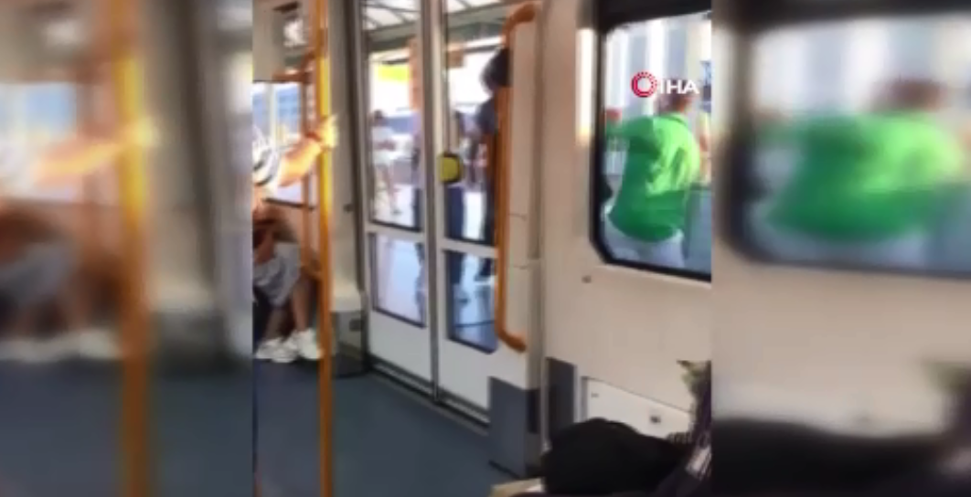 Tekme tokat birbirlerine girdiler! Metrodaki kavga bahanesine bakın!