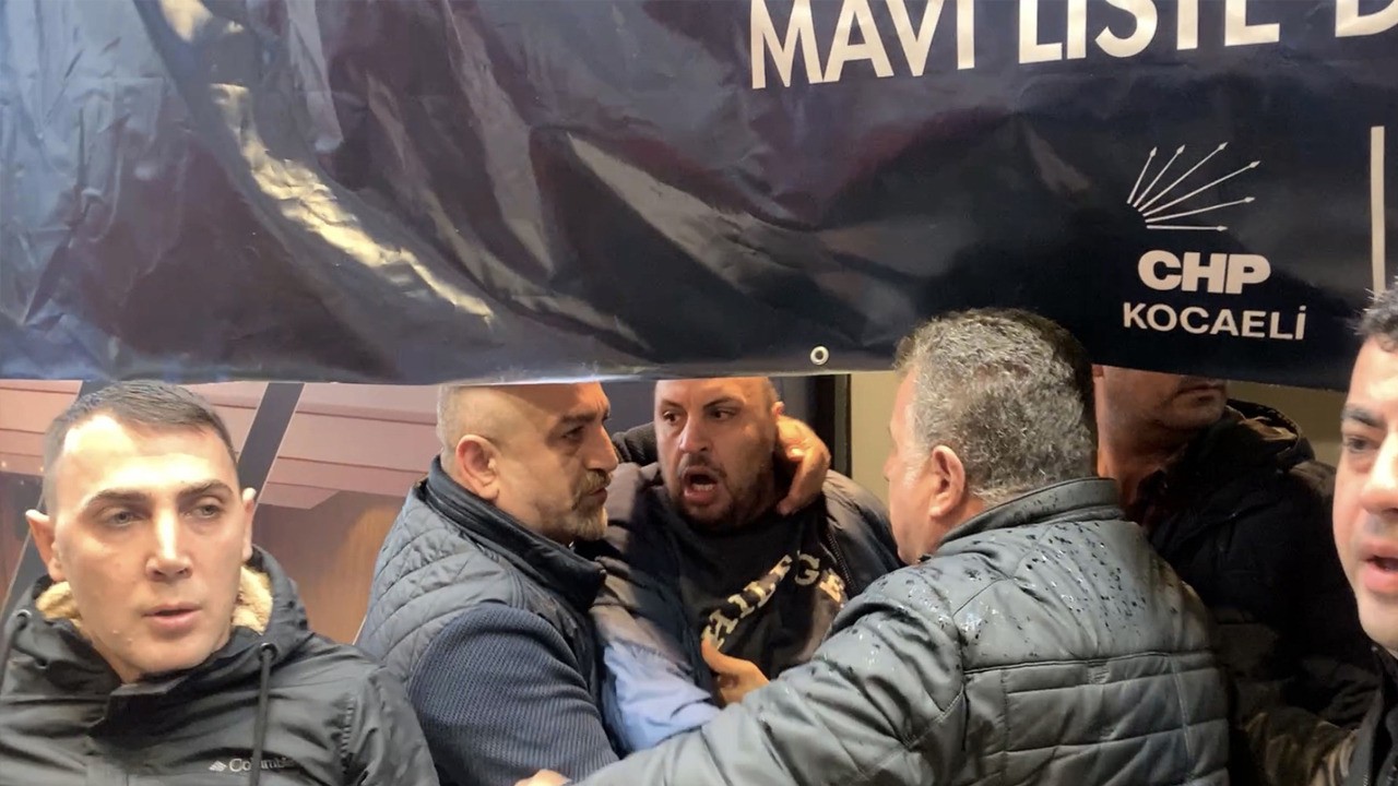 Tekme, tokat, yumruk ne ararsan var! CHP Kocaeli İl Kongresi'nde gerginlik yaşandı!