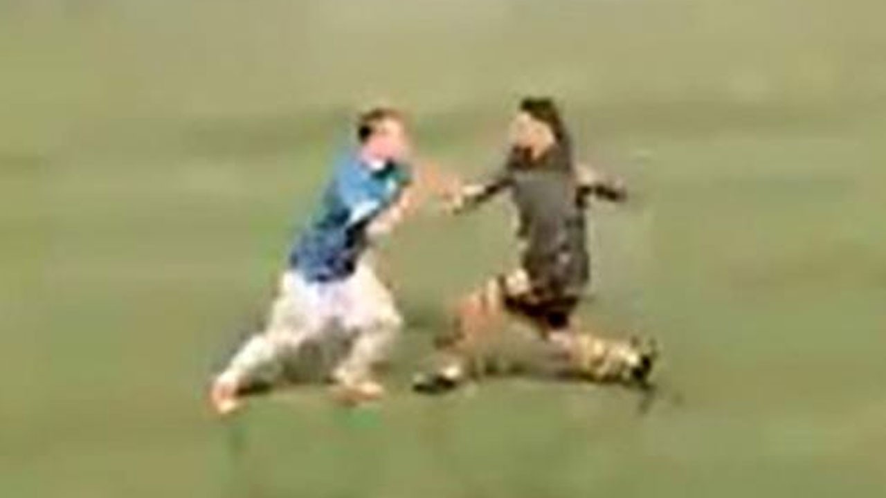 Tekmeler yumruklar havada uçuştu! Halı saha maçı kavgayla bitti