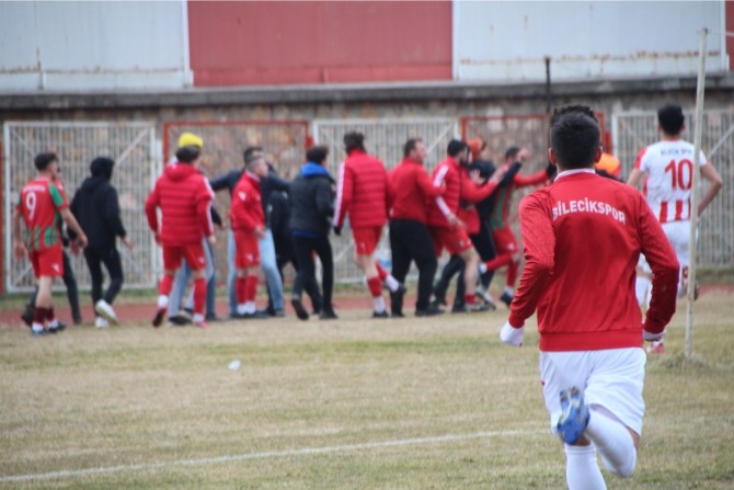 Tekmelerin havada uçuştuğu maçta sadece bir futbolcu disiplin kuruluna sevk edildi 