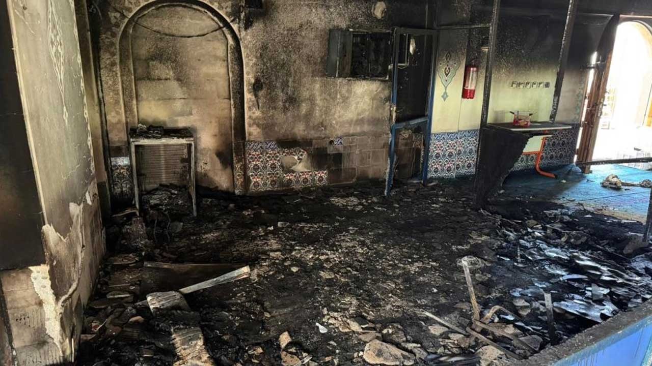 Mersin'den üzen haber: Camideki yangın büyük hasar bıraktı
