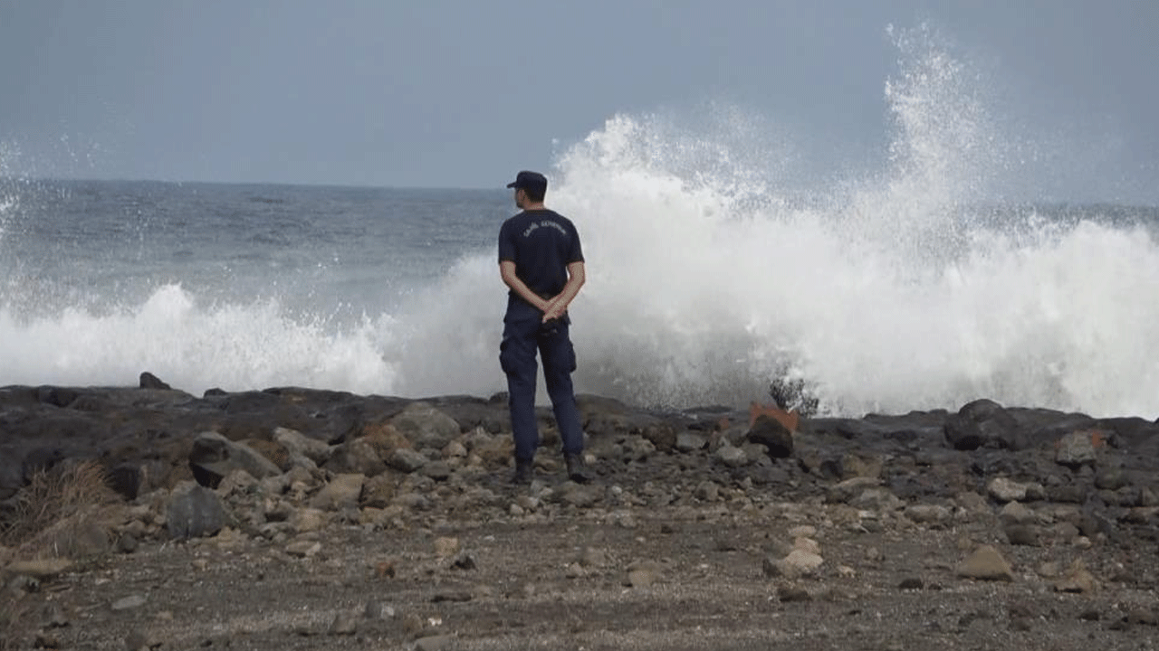 Tekne alabora oldu: Denizciyi arama çalışmaları devam ediyor