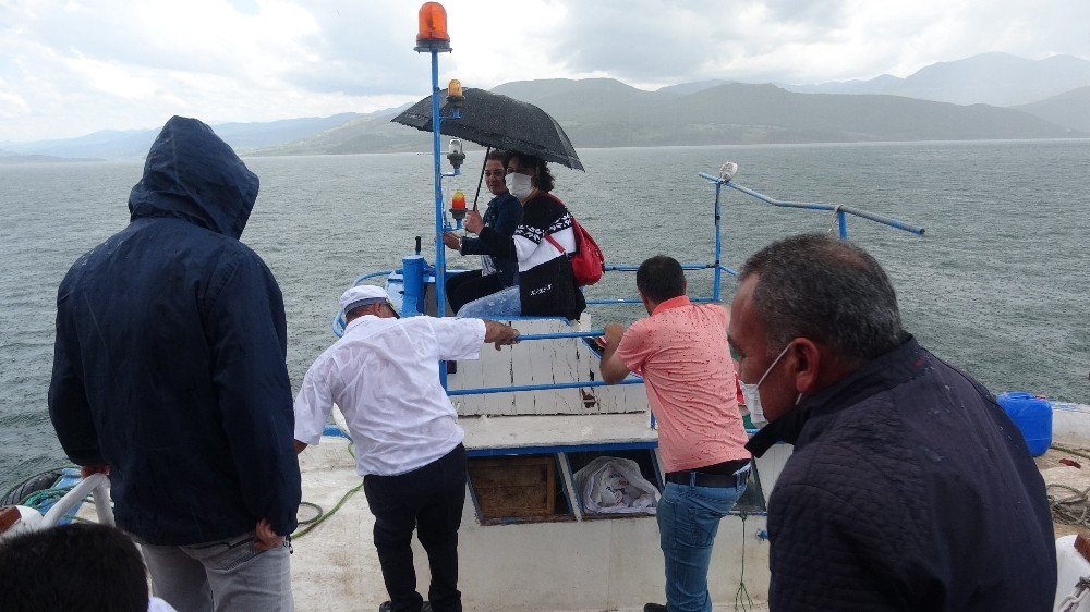 Tekne keyfi yağmurun azizliğine uğradı 