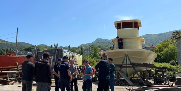 Teknede ateş yaktılar, dumandan hayatlarını kaybettiler!