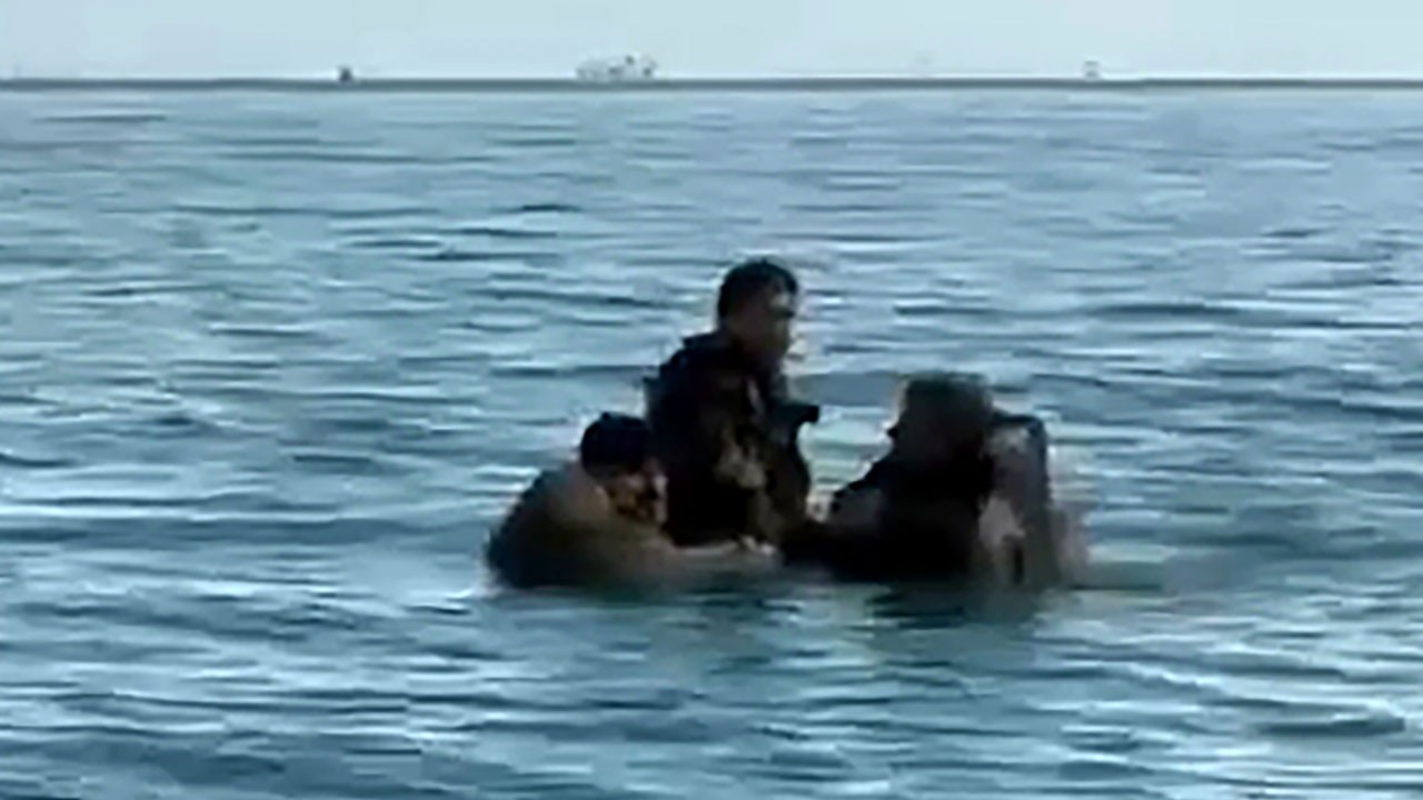 Teknede can pazarı! 3 kişiyi balıkçılar kurtardı