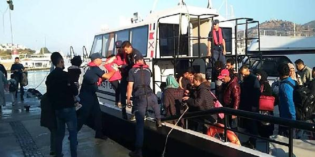 Tekneleri su alan 43 kaçak göçmen yakalandı