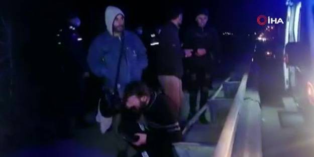 Tekneye aldıkları göçmenleri silah zoruyla denize attılar!