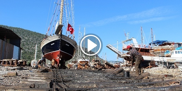 Tekneyi karadan yürüttü