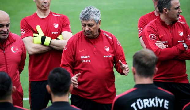 Teknik direktör Lucescu soyunma odasında iki ismi alkışlattı