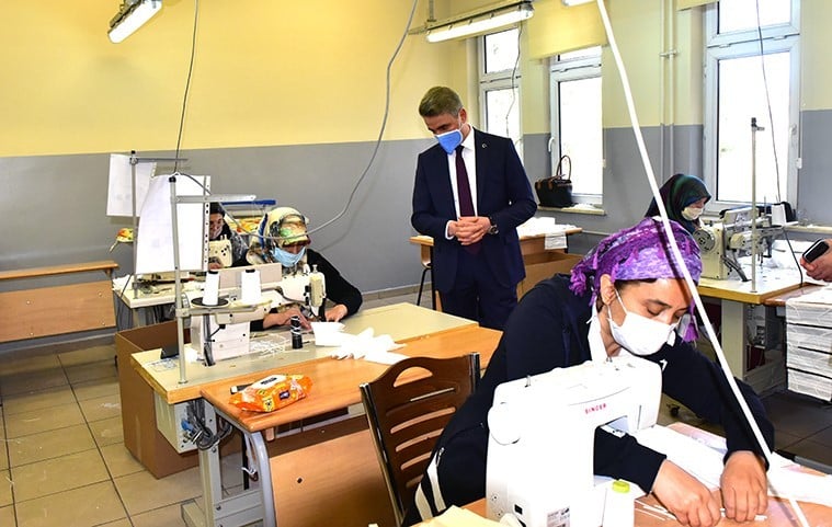 Teknik Lisede günlük 6 bin maske üretiliyor 