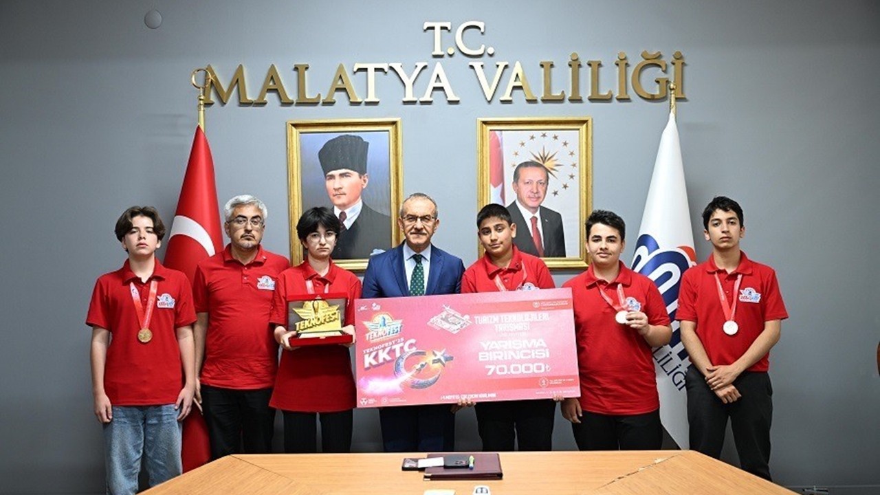 TEKNOFEST 2025’te Türkiye birincisi olan Malatyalı öğrencilerden Vali Yavuz’a ziyaret