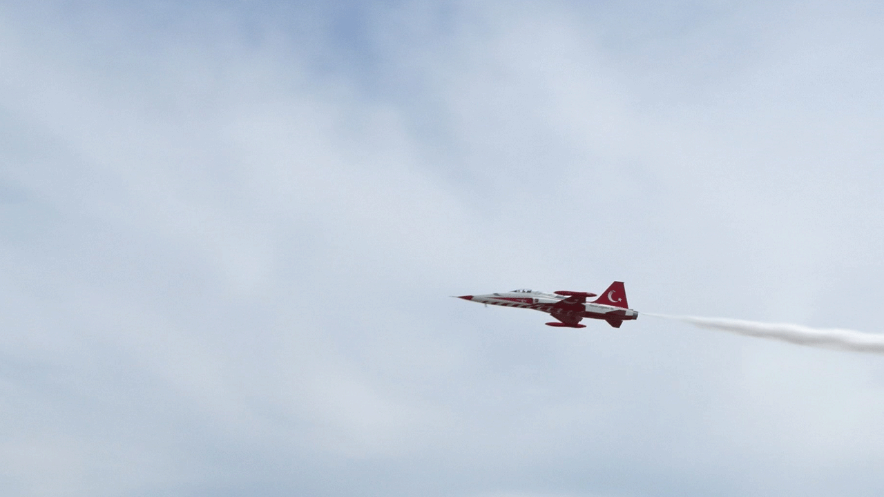 Teknofest'te birinci gün: Türk yıldızlarından nefes kesen gösteri uçuşu!