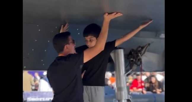 Teknofest’te duygusal an! Görme engelli çocuk Kızılelma’yı hissetti