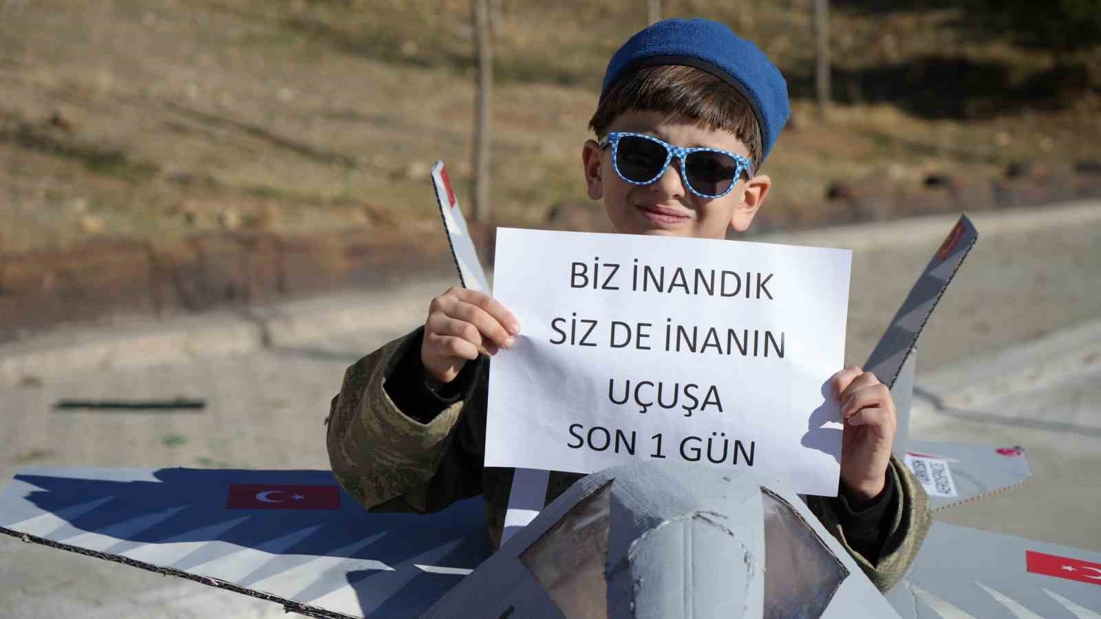 TEKNOFEST’te gördü, KAAN’ın maketini yaptı: Tek hayali pilot olmak