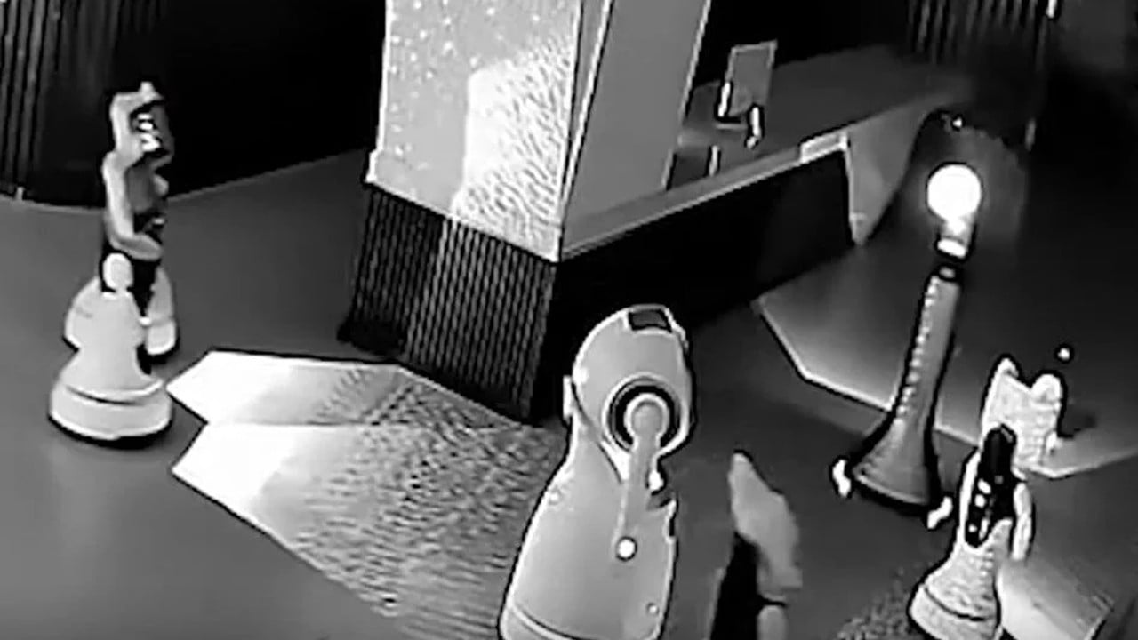 Teknolojide daha neler göreceğiz! Robot firmasında robotlar iş bırakma eylemi yaptı