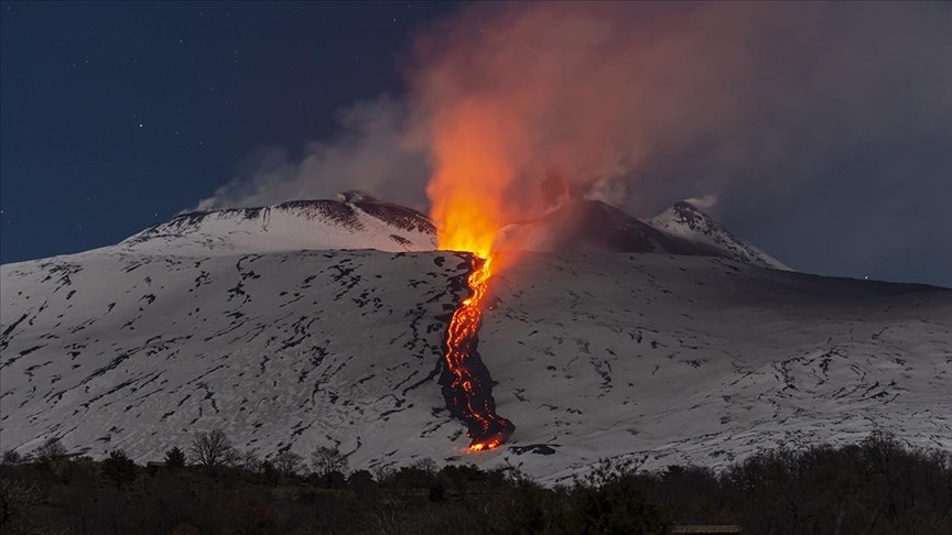 Tekrar harlandı! Etna Yanardağı kül ve lav püskürtüyor