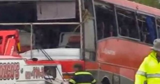 Teksas'ta yolcu otobüsü devrildi!