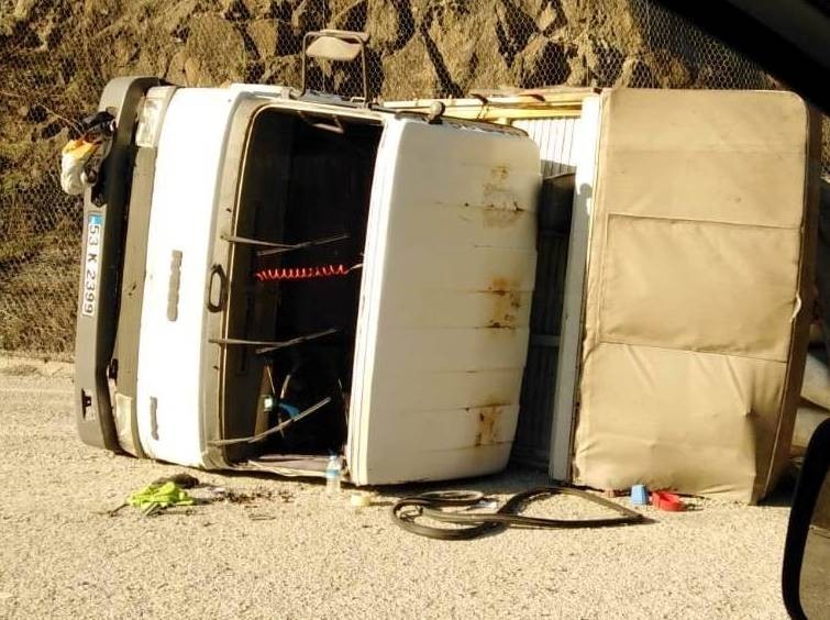 Tekstil malzemesi yüklü kamyon devrildi 