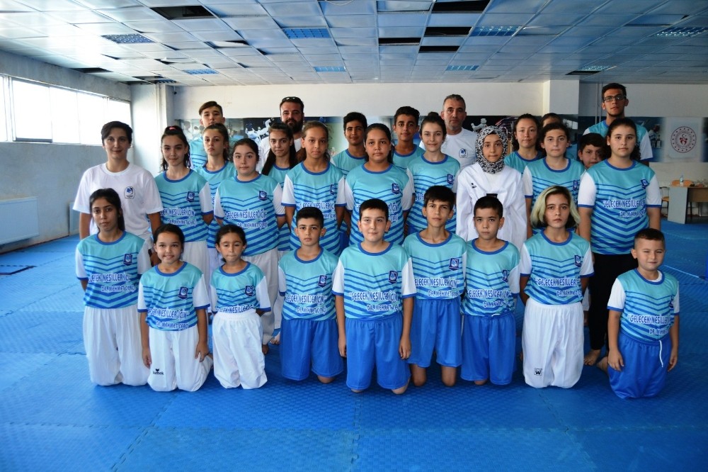 Tekvando sporunu öğreniyorlar 