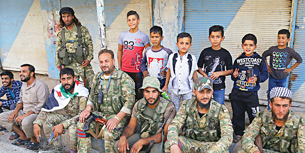 Tel Abyad halkının özgürlük sevinci! Fırat’ın doğusuyla batısı birleşiyor