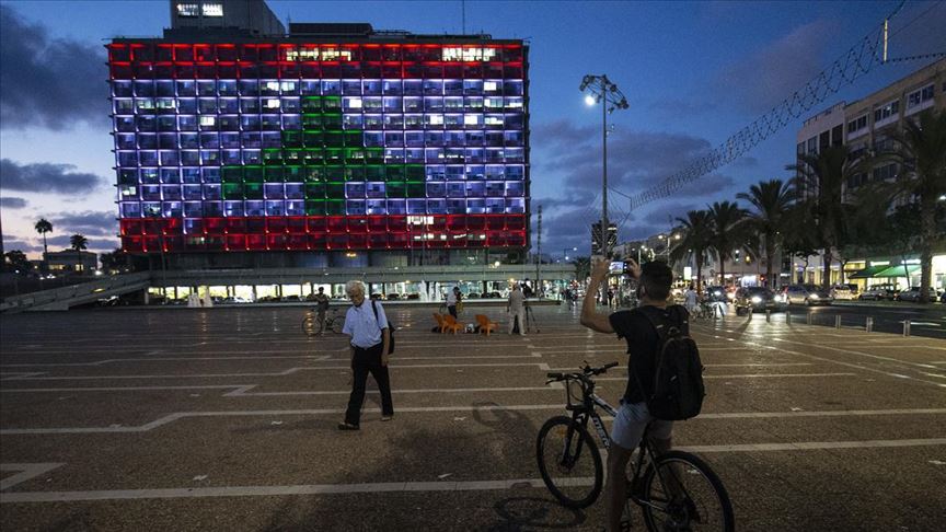 Tel Aviv Belediye binası Lübnan bayrağıyla aydınlatıldı