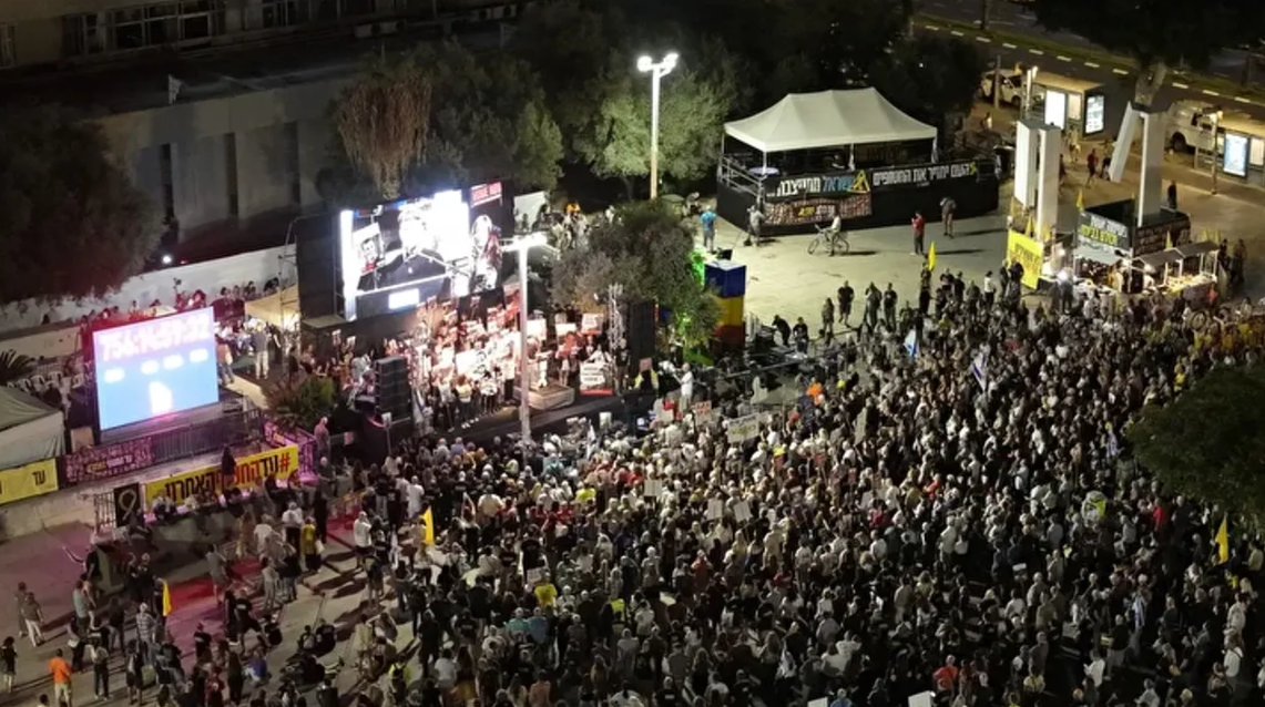 Tel Aviv’de İşgalciler Ayakta: Gazze Ateşkesi İçin Sokakları Ateşe Verdiler!