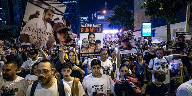 Tel Aviv'de on binlerce yahud Netenyahu'ya karşı ayaklandı! 7 Ekim'den bu yana en büyük protesto