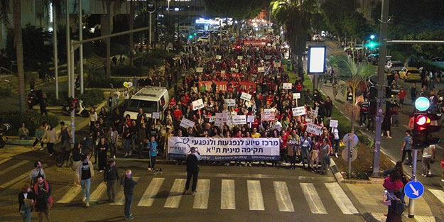 Tel Aviv'de yüzlerce gösterici meydanlara çıktı