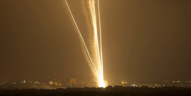 Tel Aviv'e roket düşme anı görüntülendi!